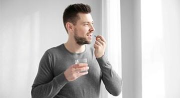 muž bere léky na léčbu prostatitidy