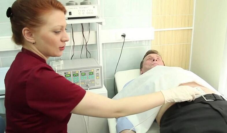 Lékař vyšetří pacienta, aby diagnostikoval prostatitidu