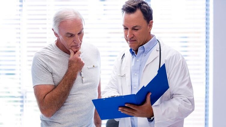 lékař předepisuje léčbu prostatitidy